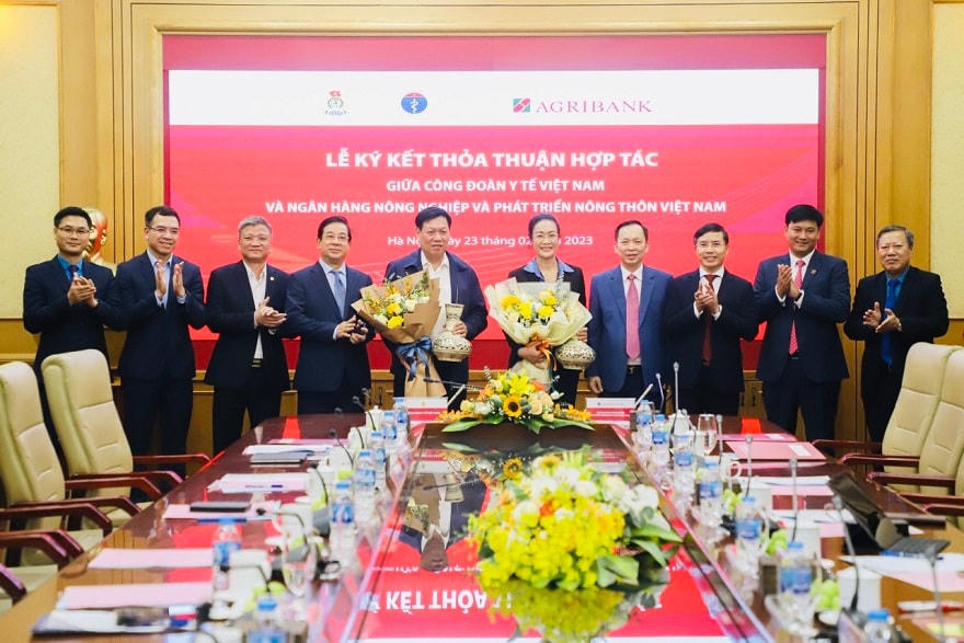 Lãnh đạo Ngân hàng Nhà nước Việt Nam và Agribank tặng hoa chúc mừng đại diện lãnh đạo Ngành Y tế và Công đoàn Y tế Việt Nam nhân Ngày Thầy thuốc Việt Nam 27/2.