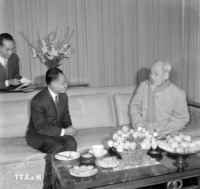 Chủ tịch Hồ Chí Minh tiếp Hoàng thân Norodom Phurissara, Bộ trưởng Ngoại giao Vương quốc Campuchia sang thăm Việt Nam (10/1/1968). (Ảnh: Tư liệu TTXVN)