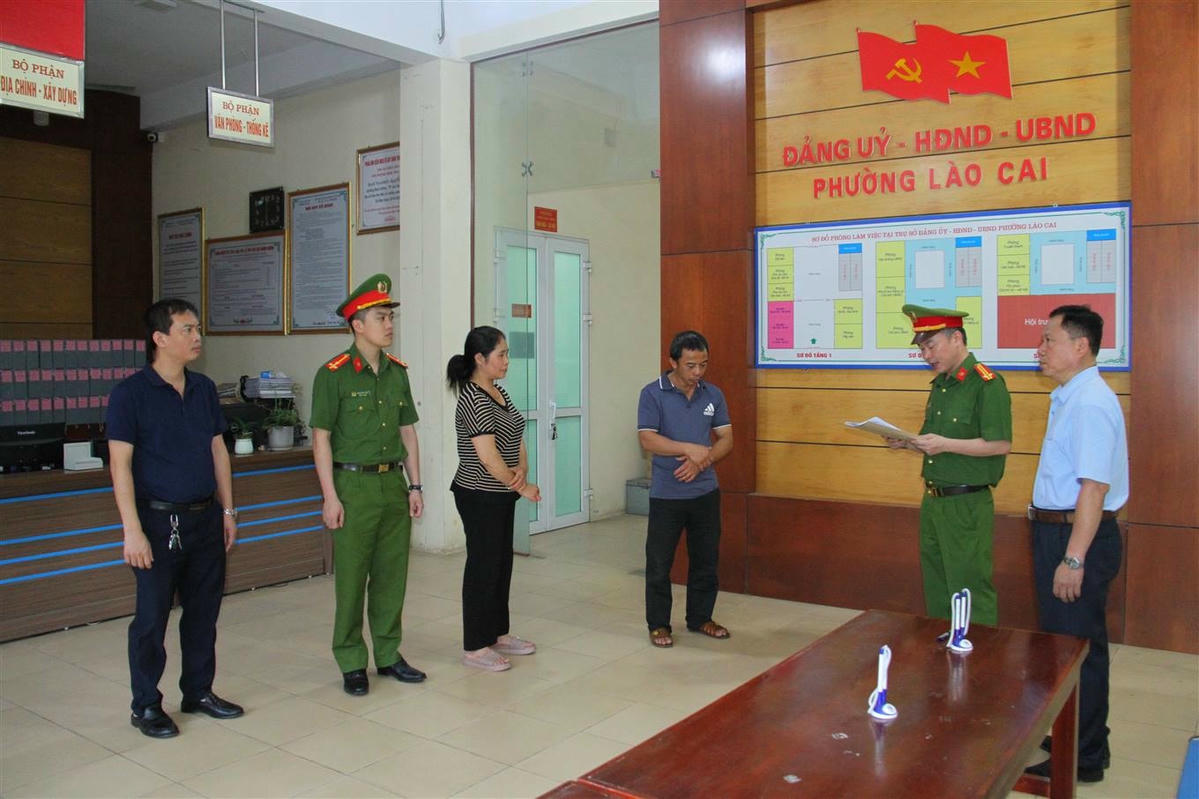 Cơ quan CSĐT đọc lệnh khởi tố và cấm đi khỏi nơi cu trú đối với đối tượng Tạ Văn Hải và Lê Thị Tám