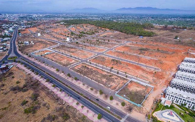 Mua đất năm 2017 nhưng chỉ phải trả hơn 100 tỷ đồng theo giá năm 2013, Công ty Tân Việt Phát sau đó phân lô, bán với giá cao hơn từ 5-6 lần. Chưa kể đến hàng nghìn mét vuông được doanh nghiệp này giữ lại “đầu tư thương mại”.