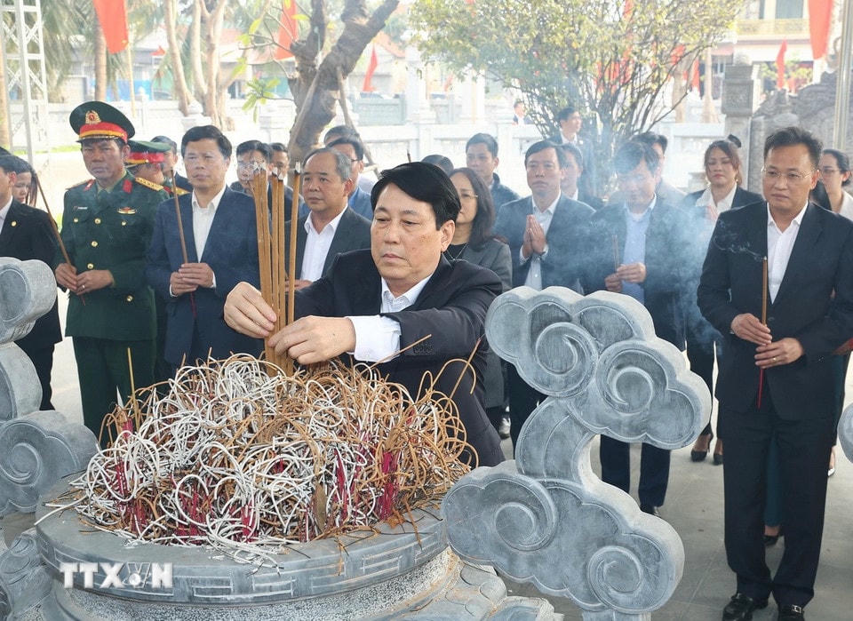 Chủ tịch nước Lương Cường và đoàn công tác dâng hương tại Nhà Tưởng niệm bà Hoàng Thị Loan, thân mẫu Chủ tịch Hồ Chí Minh ở thôn Vân Nội, xã Hồng Tiến, huyện Khoái Châu. (Ảnh: Lâm Khánh/TTXVN)
