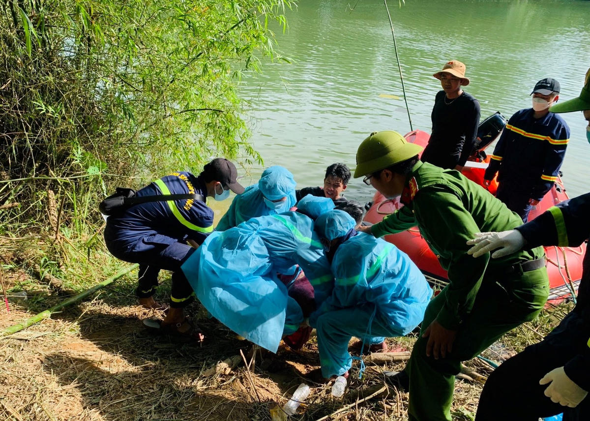 Lực lượng chức năng đã tìm thấy và bàn giao thi thể ông Q. về cho gia đình lo hậu sự (Ảnh: Phòng Cảnh sát PCCC và CNCH Công an tỉnh Quảng Trị).