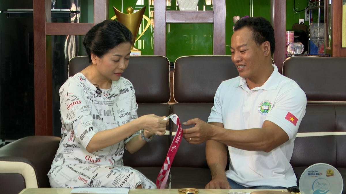 Bà Trần Uyên Phương – PTGĐ Tập đoàn Tân Hiệp Phát gửi lời chúc đến vận động viên Lê Văn Công trong chương trình Nối Trọn Yêu Thương,