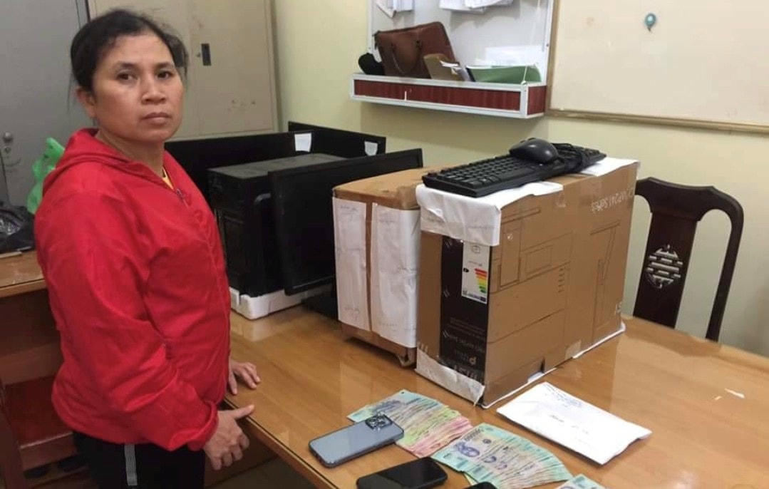 Lực lượng chức năng bắt quả tang Nguyễn Thị Mỹ Vân đang thực hiện hành vi đánh bạc trái phép. Ảnh: A.K.