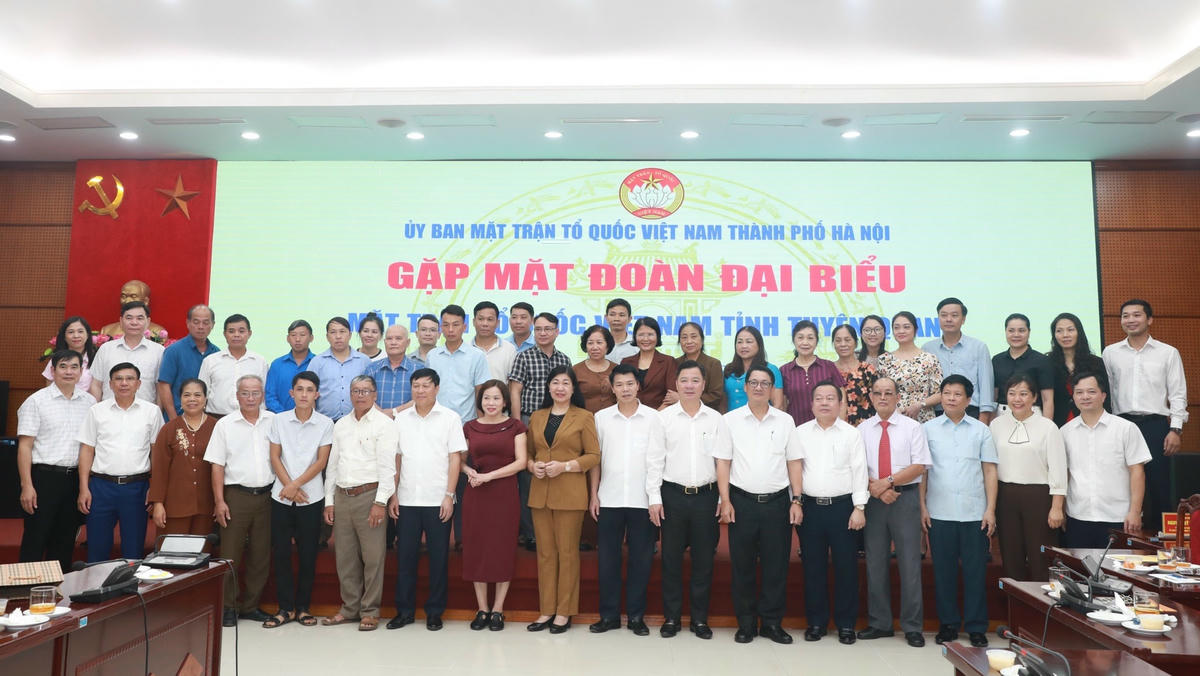 Các đại biểu chụp ảnh lưu niệm.