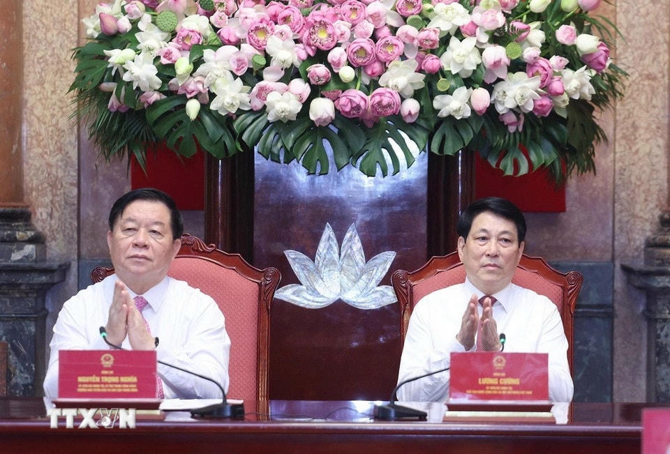 Chủ tịch nước Lương Cường và Trưởng Ban Tuyên giáo và Dân vận Trung ương Nguyễn Trọng Nghĩa dự buổi gặp mặt các nhà báo tiêu biểu toàn quốc.(Ảnh: Lâm Khánh/TTXVN)