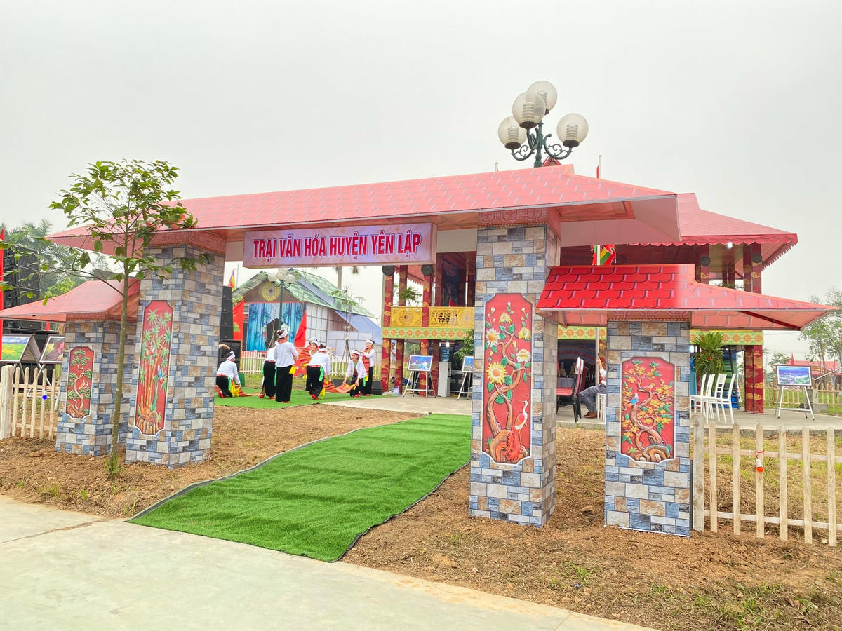 Huyện Yên Lập cũng mang đến hội trại kiến trúc hiện đại, kết hợp với truyền thống địa phương.