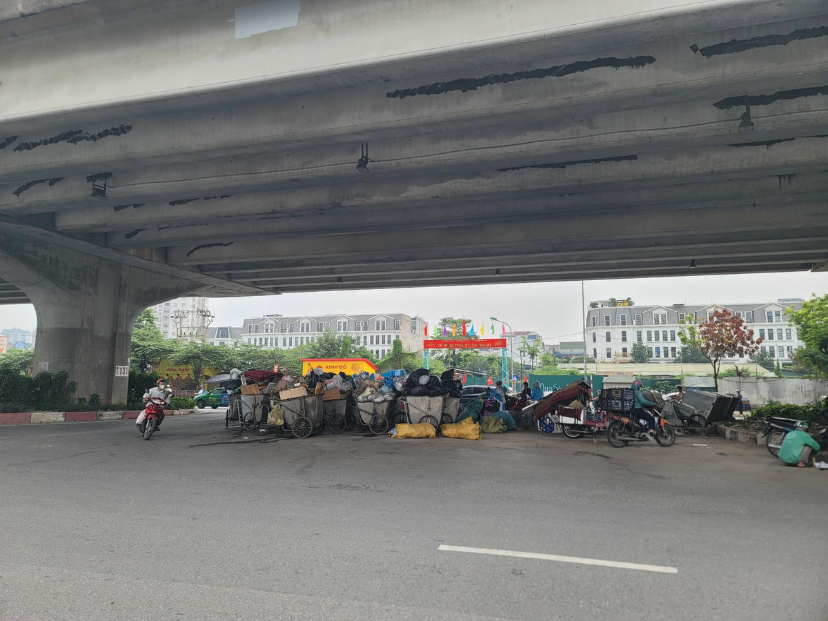 Rác được tập kết tại khu vực gầm cầu vượt đường trên cao, chiếm gần hết phần đường.