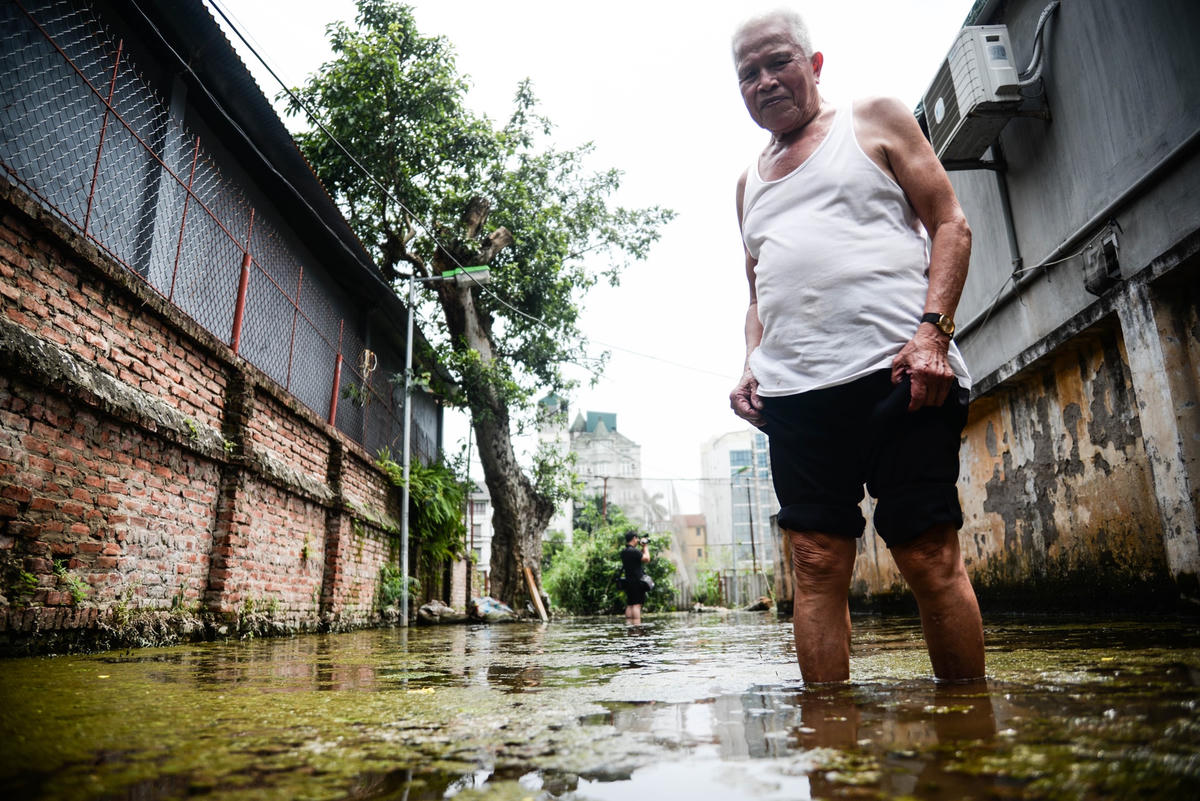 Sau trận mưa lớn ngày 29/5, tại những con ngõ từ 91 đến 139 Âu Cơ (Tứ Liên, Tây Hồ, Hà Nội) vẫn xảy ra tình trạng ngập sâu. Có những điểm ngập đến 100cm, người lớn khi đi qua nước vẫn quá đầu gối.