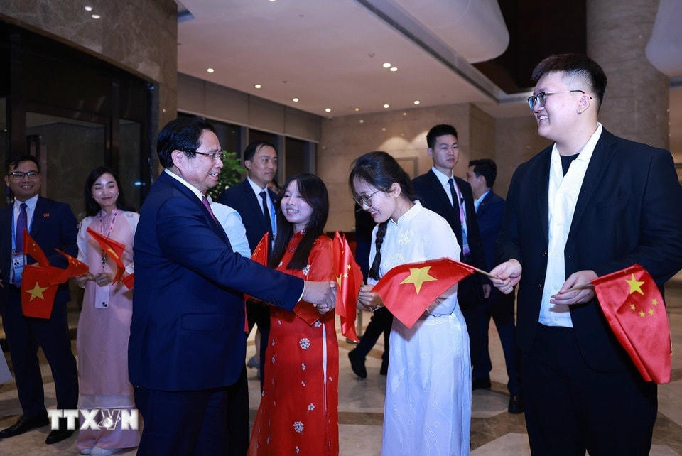 Cộng đồng người Việt Nam tại Thiên Tân đón Thủ tướng Phạm Minh Chính sang tham dự Hội nghị Thượng đỉnh Tổ chức Hợp tác Thượng Hải (SCO) 2025. (Ảnh: Dương Giang/TTXVN)