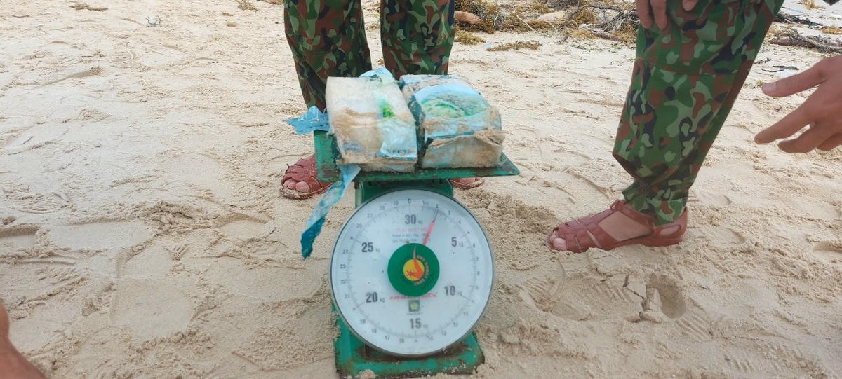 Bộ đội Biên phòng hải an và lực lượng chức năng phát hiện thêm 2 gói bên trong có chất màu trắng.