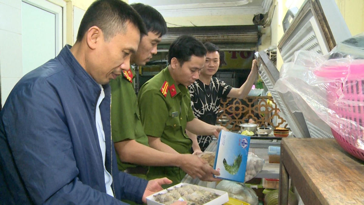 25 kg thực phẩm nhập lậu bị Công an phát hiện.