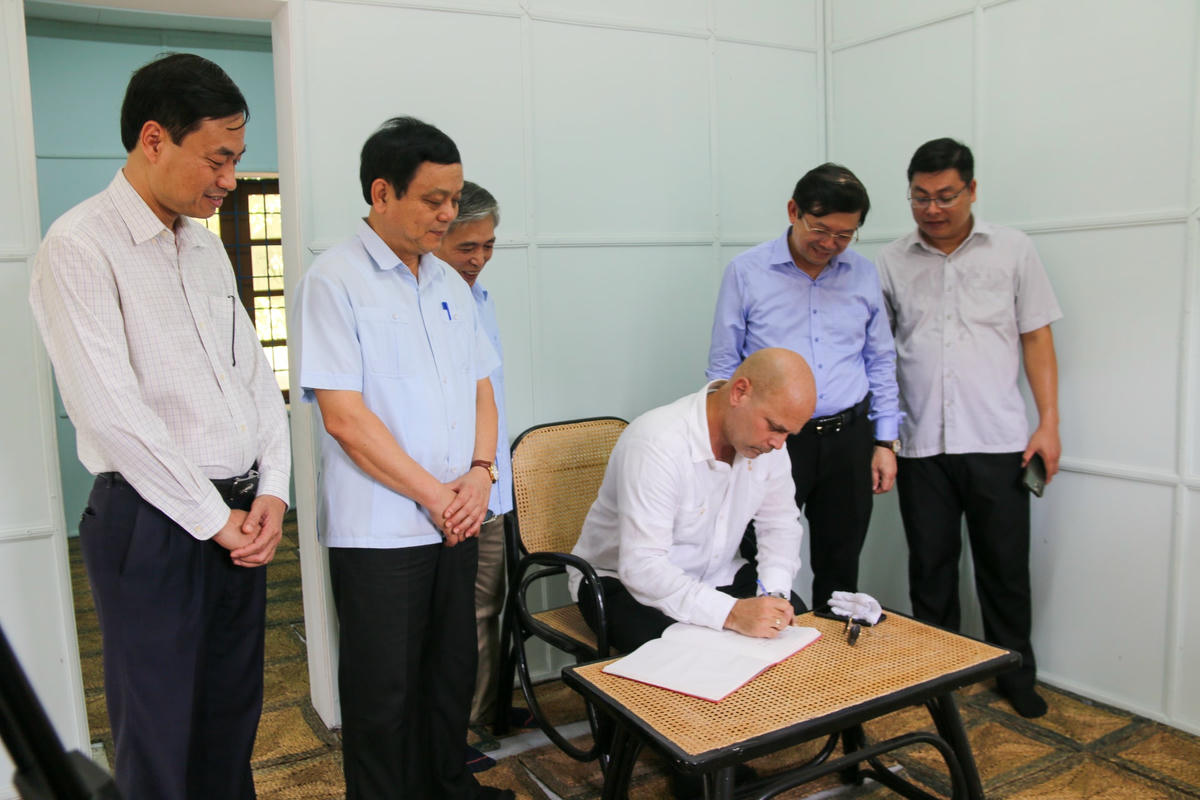 Ông Gerardo Hernandez Nordelo ghi vào sổ lưu niệm tại di tích Chính phủ Cách mạng Lâm thời Cộng hòa miền Nam Việt Nam.