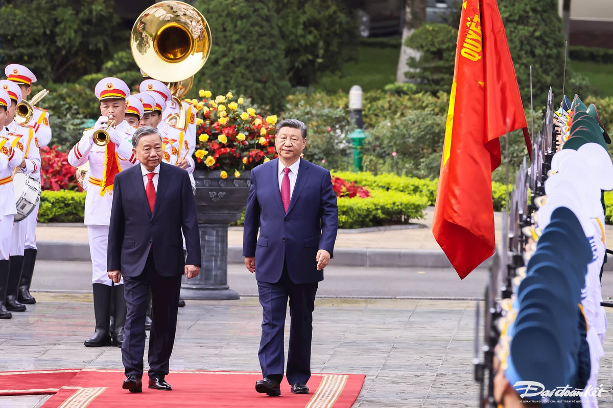 Tổng Bí thư Tô Lâm và Tổng Bí thư, Chủ tịch nước Trung Quốc Tập Cận Bình duyệt đội danh dự Quân đội Nhân dân Việt Nam. Ảnh Quang Vinh