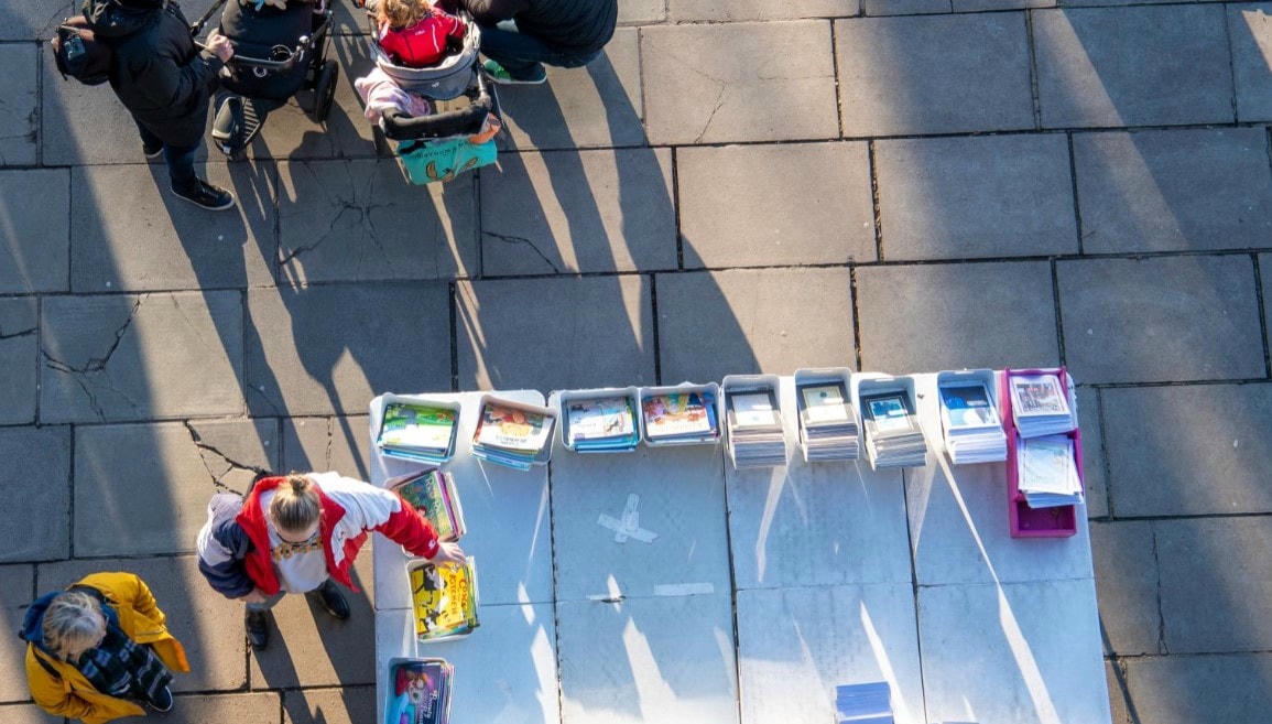 Một chợ sách cũ bên cạnh dòng sông Thames. Ảnh: The Guardian.