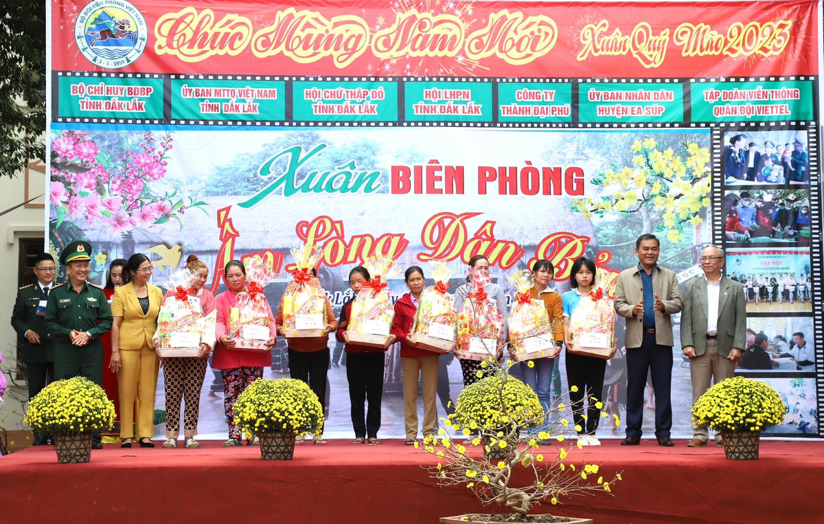 Phó Bí thư Tỉnh ủy Y Biêr Niê trao quà cho các hộ gia đình có thành tích xuất sắc trong công tác chung tay bảo vệ biên giới.