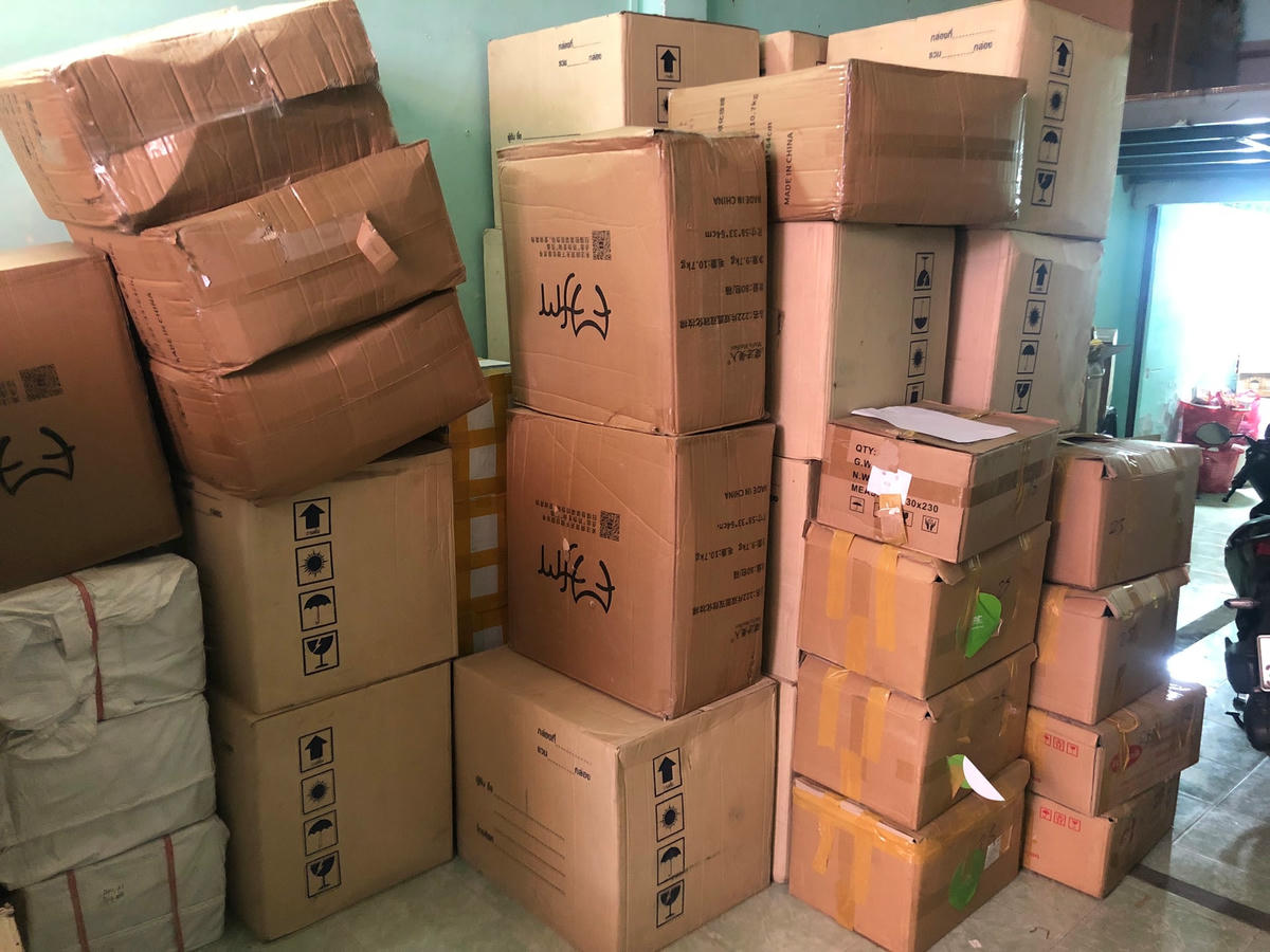 Lực lượng quản lý thị trường phát hiện mỹ phẩm có dấu hiệu nhập lậu nhờ thông tin phản ánh qua đường dây nóng.