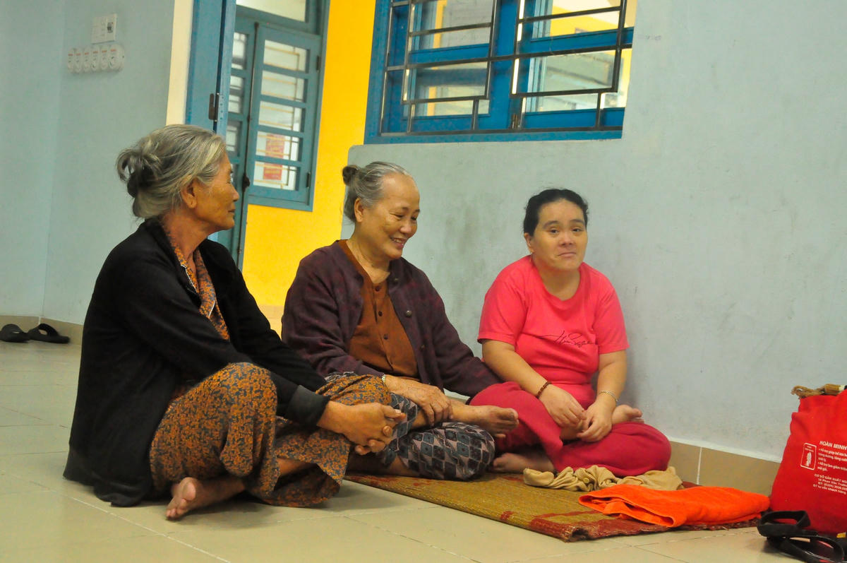 Để đảm bảo an toàn, nhiều người dân đã chủ động di chuyển đến khu tránh, trú bão Noru được tổ chức tại trường THCS Thuận An.