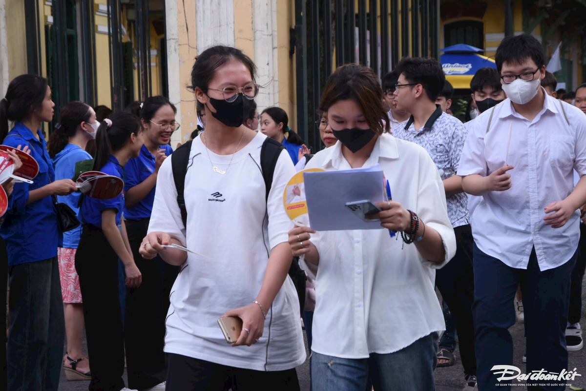 Ngày mai, 28/6, buổi sáng thí sinh sẽ dự thi một trong hai bài thi tổ hợp: Khoa học tự nhiên gồm các môn thi thành phần Vật lý, Hóa học, Sinh học hoặc Khoa học xã hội gồm Lịch sử, Địa lý, Giáo dục công dân, thời gian mỗi môn thi thành phần là 50 phút.Thí sinh được chọn làm một trong hai bài thi tổ hợp.