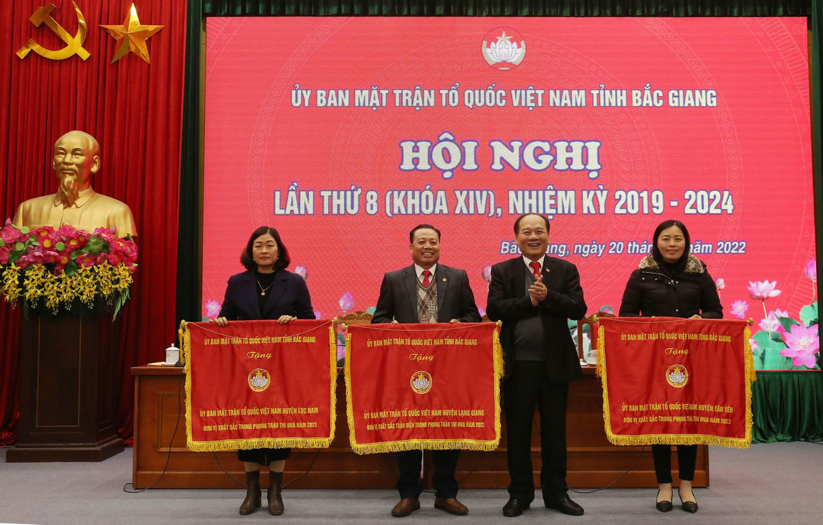 Ông  Trần Công Thắng trao Cờ thi đua cho các đơn vị xuất sắc.