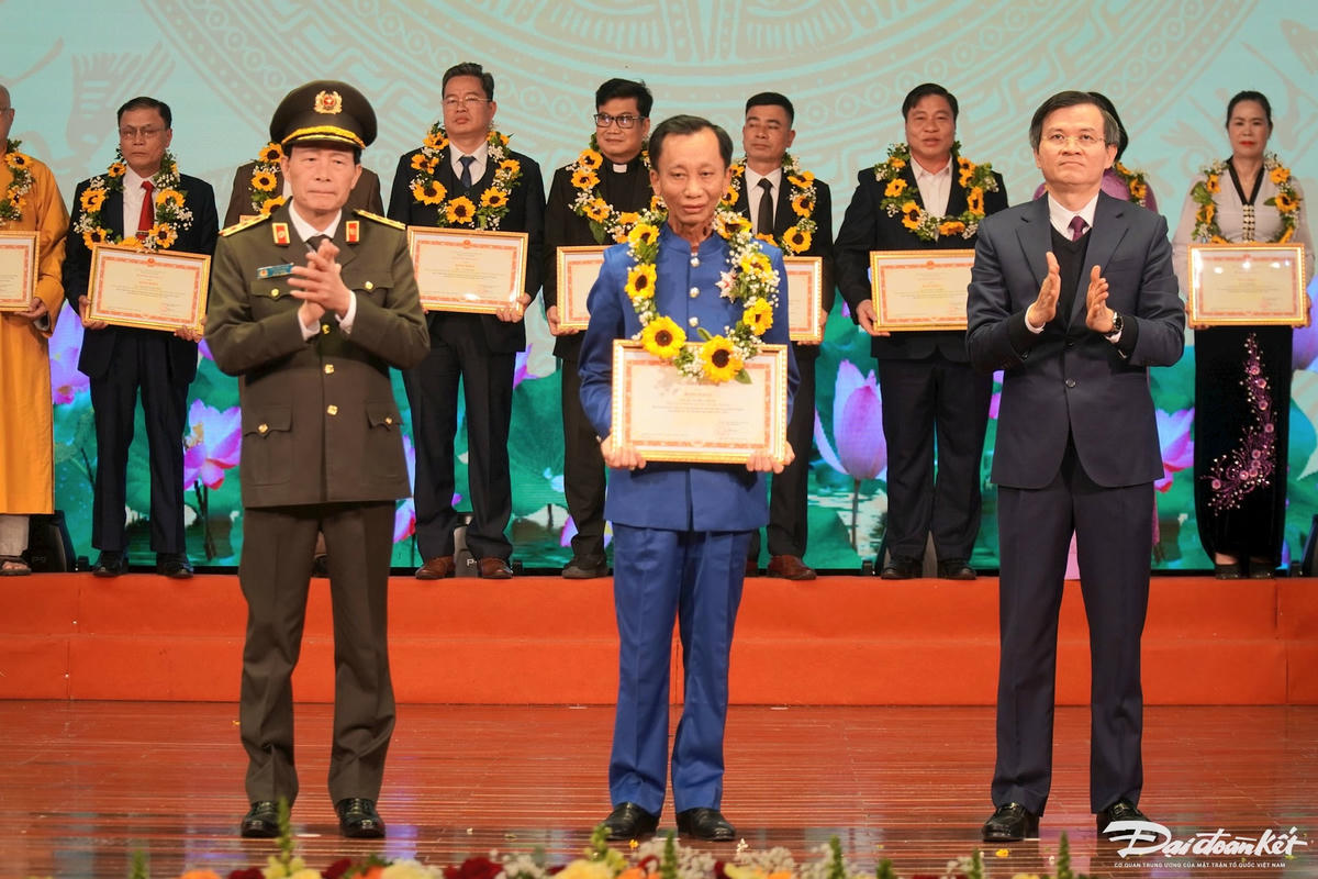 Hiệp sỹ Đại thánh giá Lê Đức Thịnh - Giáo hội Công giáo Hoàn vũ nhận Bằng khen của Bộ trưởng Bộ Công an vì có thành tích xuất sắc trong phong trào toàn dân bảo vệ ANTQ vùng đồng bào các tôn giáo giai đoạn 2014 - 2024. Ảnh: Đình Minh
