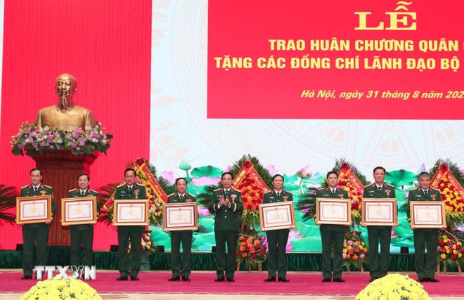 ttxvn-trao-huan-chuong-cho-cac-dong-chi-lanh-dao-bo-quoc-phong-8246843-1.jpg