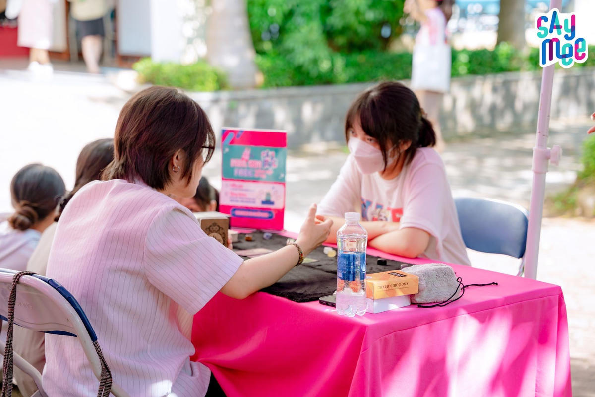 Trò chuyện cùng tarot reader để phát triển định hướng cá nhân.