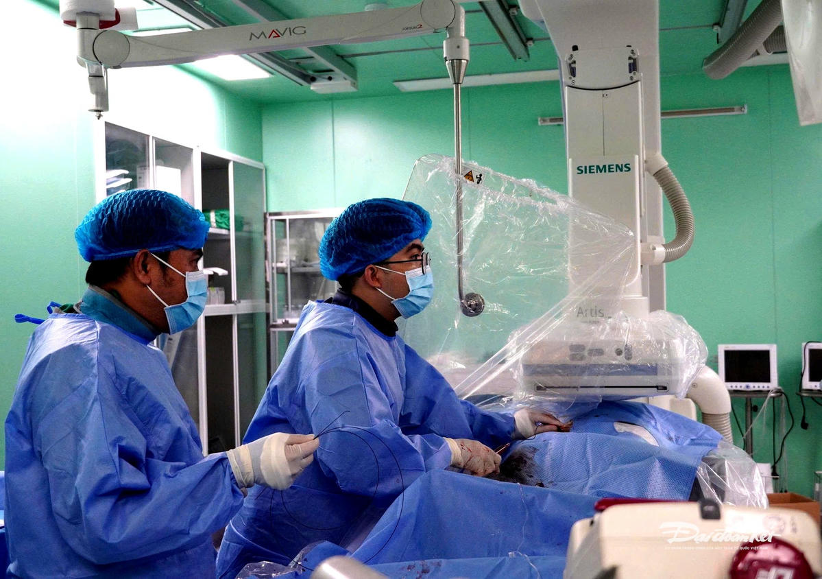 Các bác sỉ đang can thiệp cho bệnh nhân