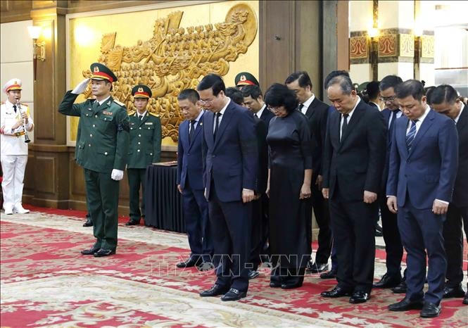 Đoàn Chủ tịch nước do Chủ tịch nước Võ Văn Thưởng dẫn đầu viếng phó Thủ tướng Lê Văn Thành. Ảnh: An Đăng/TTXVN.