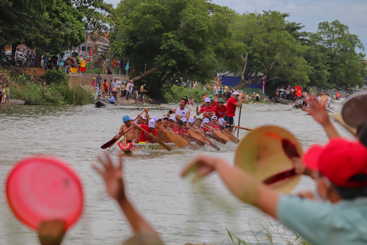 Với người dân Lệ Thuỷ,  đua bơi thuyền là danh dự, là máu thịt, là một phần truyền thống không thể thiếu. Vậy nên các làng, xã tham dự giải đều rất nghiêm túc và quyết tâm để có thể đạt được kết quả cao. Nếu kết quả không tốt thì cũng phải thể hiện được độ chơi “đẹp” và tinh thần không nản chí của mình.