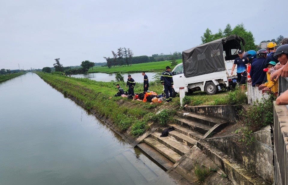 Lực lượng chức năng tiến hành tìm kiếm nạn nhân. Ảnh: CTV.