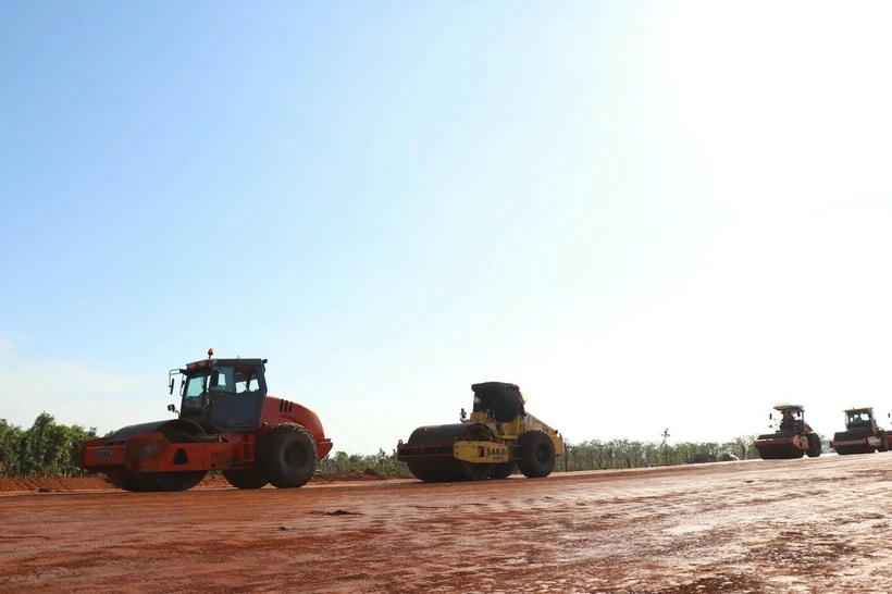 Thi công công trình trọng điểm của tỉnh Đắk Lắk, Dự án thành phần 3, cao tốc Khánh Hòa-Buôn Ma Thuột. (Ảnh: Tuấn Anh/TTXVN)