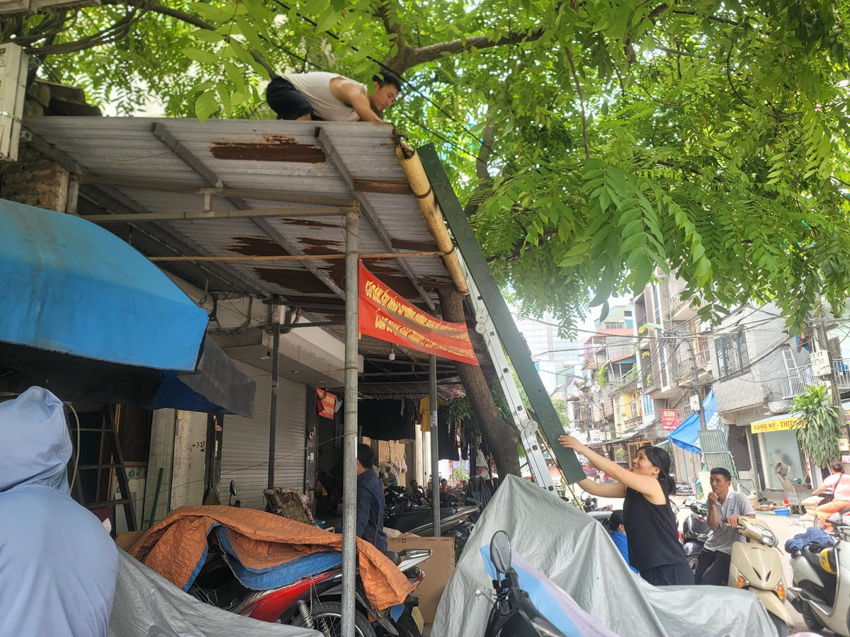 Chị Trần Thị Hiền, 42 tuổi là em gái của anh Trần Văn Trung (chủ nhà số 42B). Nay anh Trung bận việc nên chị qua giúp và gọi thợ tháo dỡ đồ đạc.