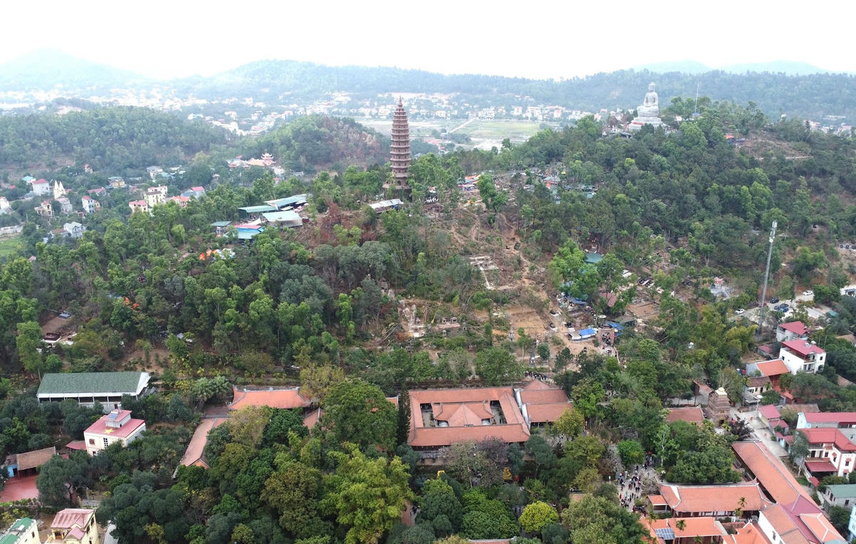 Chùa Phật Tích nổi tiếng là “danh lam cổ tự” chốn Kinh Bắc. Năm 1962, chùa Phật Tích được Nhà nước xếp hạng là Di tích Lịch sử cấp Quốc gia, năm 2014, chùa được công nhận là Di tích Quốc gia Đặc biệt. Hiện nay, ngôi chùa còn lưu giữ 2 nhóm bảo vật quốc gia gồm hàng linh thú đá, tượng Phật A Di Đà bằng đá.