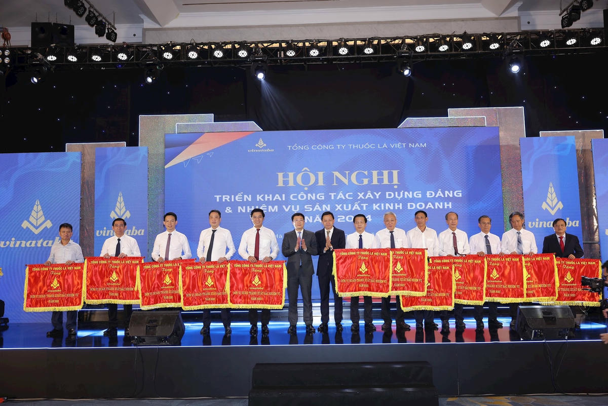 lanh-dao-vinataba-trao-co-thi-dua-cho-12-don-vi-hoan-thanh-xuat-sac-nhiem-vu-nam-2023.jpg