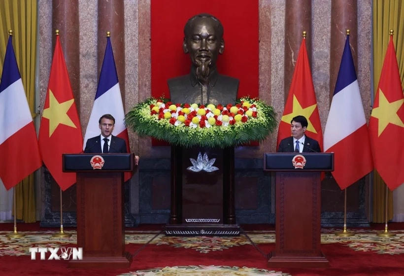 Chủ tịch nước Lương Cường và Tổng thống Pháp Emmanuel Macron tại buổi gặp gỡ báo chí. (Ảnh: Lâm Khánh/TTXVN)