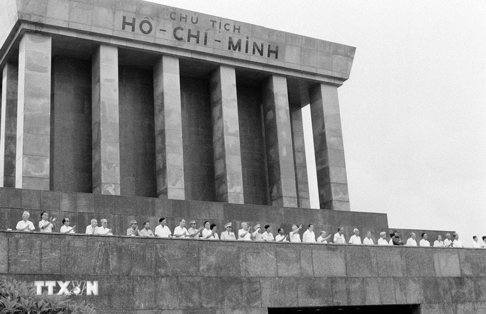 Đoàn Chủ tịch buổi lễ duyệt binh, diễu hành kỷ niệm 40 năm Quốc khánh 2/9. (Ảnh: Xuân Lâm/ TTXVN)