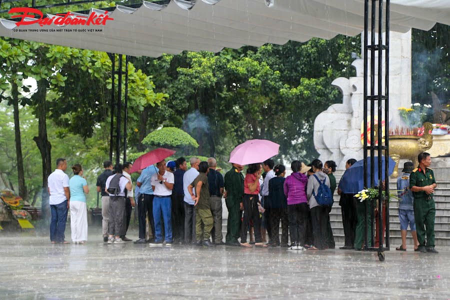 Mặc dù gặp thời tiết nắng nóng hoặc có lúc gặp những cơn mưa dông bất chợt.