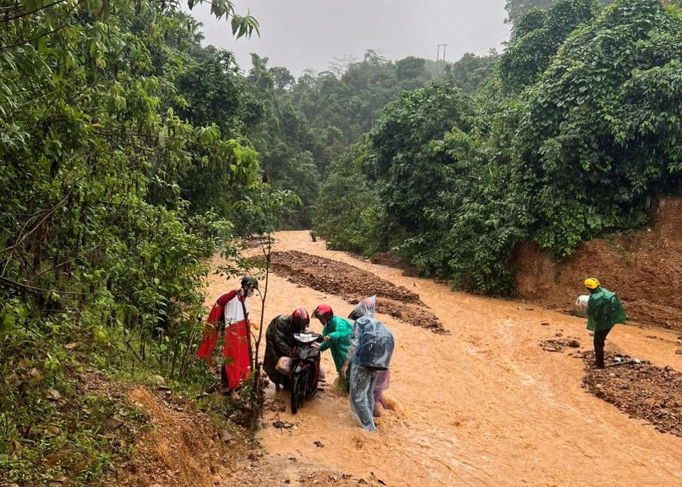 Sáng 15/11, ông Nguyễn Đình Sâm - Hiệu trưởng trường Phổ thông dân tộc bán trú Hướng Sơn TH và THCS Hướng Sơn (huyện Hướng Hóa, tỉnh Quảng Trị) cho biết, nhờ sự trợ giúp của người dân, 7 giáo viên đang giảng dạy tại các điểm trường Cát và Trỉa đã đến được nơi mình công tác. Ảnh: CTV.