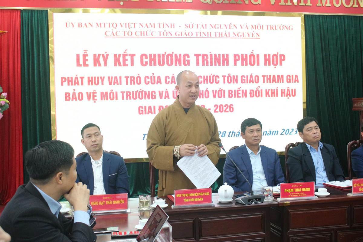 Các đại biểu trao đổi các nội dung ký kết.