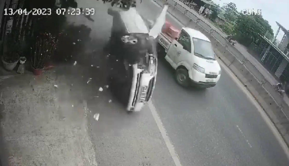 Xe ô tô con lật nhào trên tuyến QL 1A. Ảnh: Cắt từ clip do camera ghi lại.