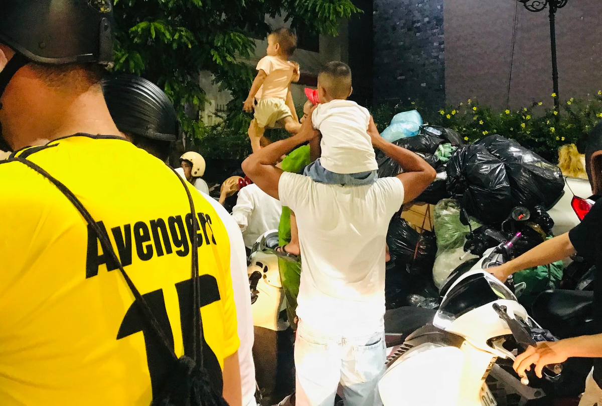 Trong dịp này, rất nhiều phụ huynh đã mang con nhỏ đi dạo và xem múa lân. Anh Nguyễn Thành Công (34 tuổi, trú phường Phú Nhuận, TP Huế) cho biết, việc đưa con đi xem múa lân trong dịp Tết Trung thu đã là thông lệ của người dân và là một kỷ niệm đẹp trong tuổi thơ của trẻ em nơi đây.