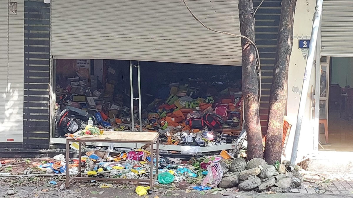 Ngôi nhà đồng thời là địa điểm kinh doanh giày dép, túi sách.