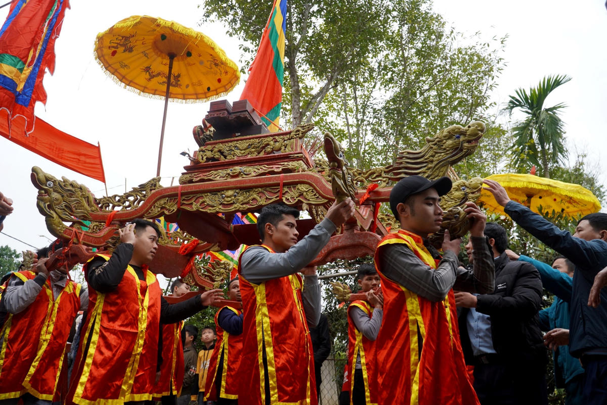 Quá trình di chuyển, những trai tráng khỏe mạnh trong xã khi được chọn sẽ tham gia khiêng 3 kiệu, cứ 8 người khiêng một kiệu.