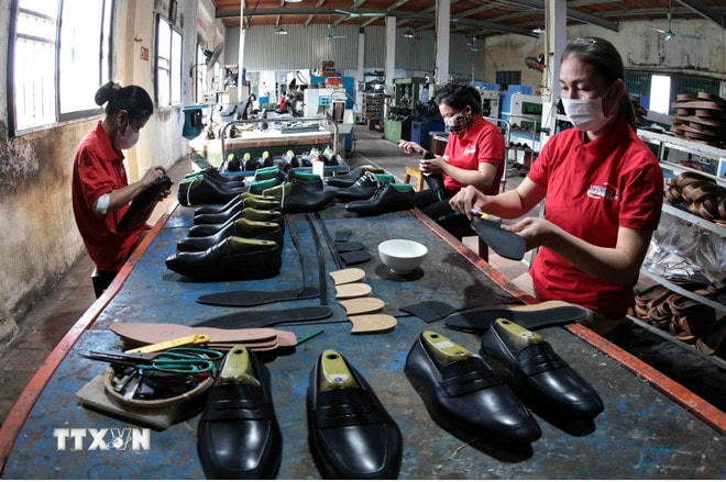 Sản xuất giầy xuất khẩu tại Công ty giầy Việt Anh. (Ảnh: Trần Việt/TTXVN) ttxvn-xuat-khau.jpg