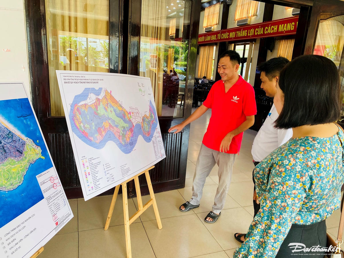 Người dân TP Vũng Tàu đang xem quy hoạch mới.