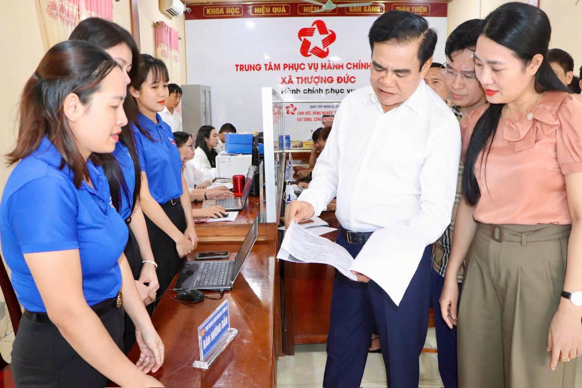 Chủ tịch UBND tỉnh Hà Tĩnh Võ Trọng Hải cùng đoàn công tác kiểm tra việc vận hành chính quyền địa phương 2 cấp. Ảnh HN. (2)