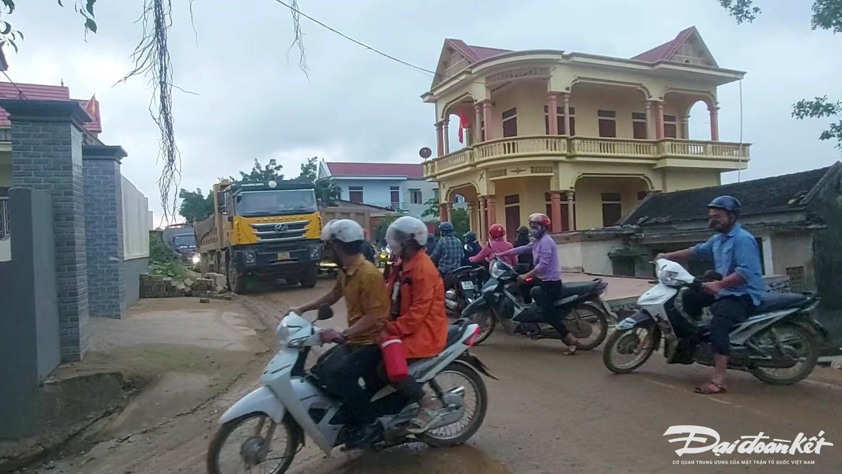 Giờ tan tầm là thời điểm dễ xảy ra ách tắc khi mật độ xe tải lưu thông quá dày. Ảnh: Đình Minh