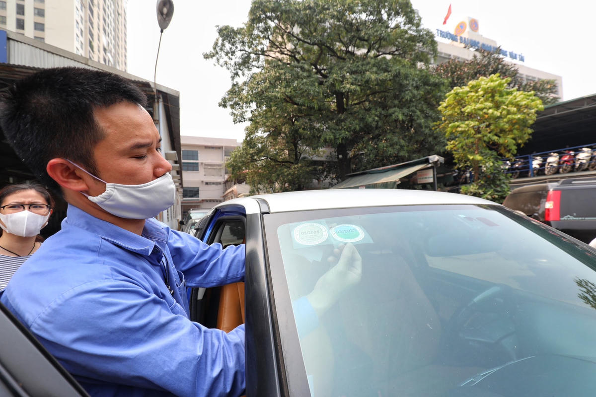 "Được kéo dài chu kỳ kiểm định cho xe ô tô cá nhân, tôi khá vui mừng bởi thay vì 1 năm mất tới 2 lần phải đi đăng kiểm thì việc kéo dài chu kỳ kiểm định mới rất hợp lý, giúp tôi và người khác tiết kiệm thời gian, tiền bạc", ông Tuấn nói.