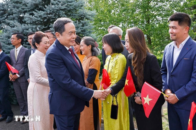 Chủ tịch Quốc hội Trần Thanh Mẫn và Phu nhân gặp gỡ cán bộ, nhân viên Phái đoàn Việt Nam tại Liên hợp quốc và các tổ chức quốc tế tại Geneva, Đại sứ quán và cộng đồng người Việt Nam tại Thụy Sĩ. (Ảnh: Doãn Tấn/TTXVN) ttxvn-chu-tich-quoc-hoi-ran-thanh-mangap-go-can-bo-nhan-vien-dai-su-quan-va-cong-dong-nguoi-viet-nam-tai-thuy-si-8175292-10.jpg